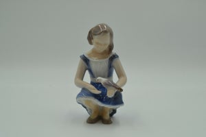 Bing & Grøndahl Figur, Pige med fugl. nr. 2340, Højde 13,5 cm. 1. Sortering 