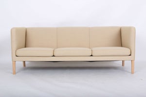 Hans J. Wegner sofa model AP18, ny betrukket NEDSAT