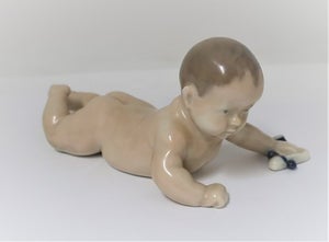 Royal Copenhagen. Porcelænsfigur. Liggende baby. Model 1739.