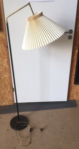 Dansk design standerlampe med Le Klint skærm