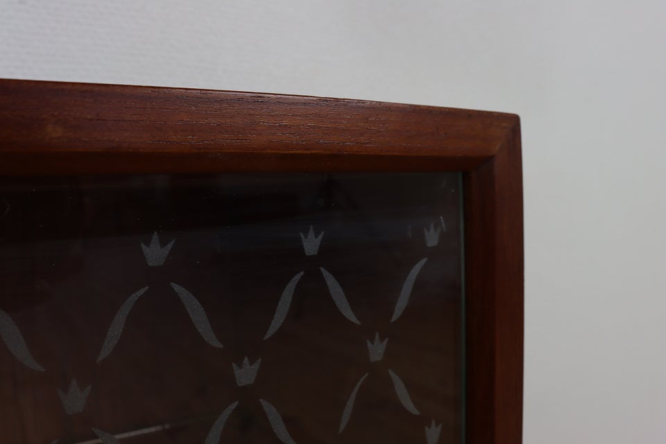 Lille vintage vitrine – skænk med glaslåger & hy...