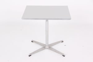 Arne Jacobsen bord, kvadratisk med grå plade og alukant