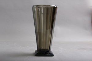 Antik facetteret art deco vase. Røgfarvet glas. .