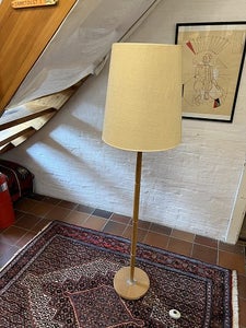Dansk design standerlampe i eg. 
Kr. 2200,-