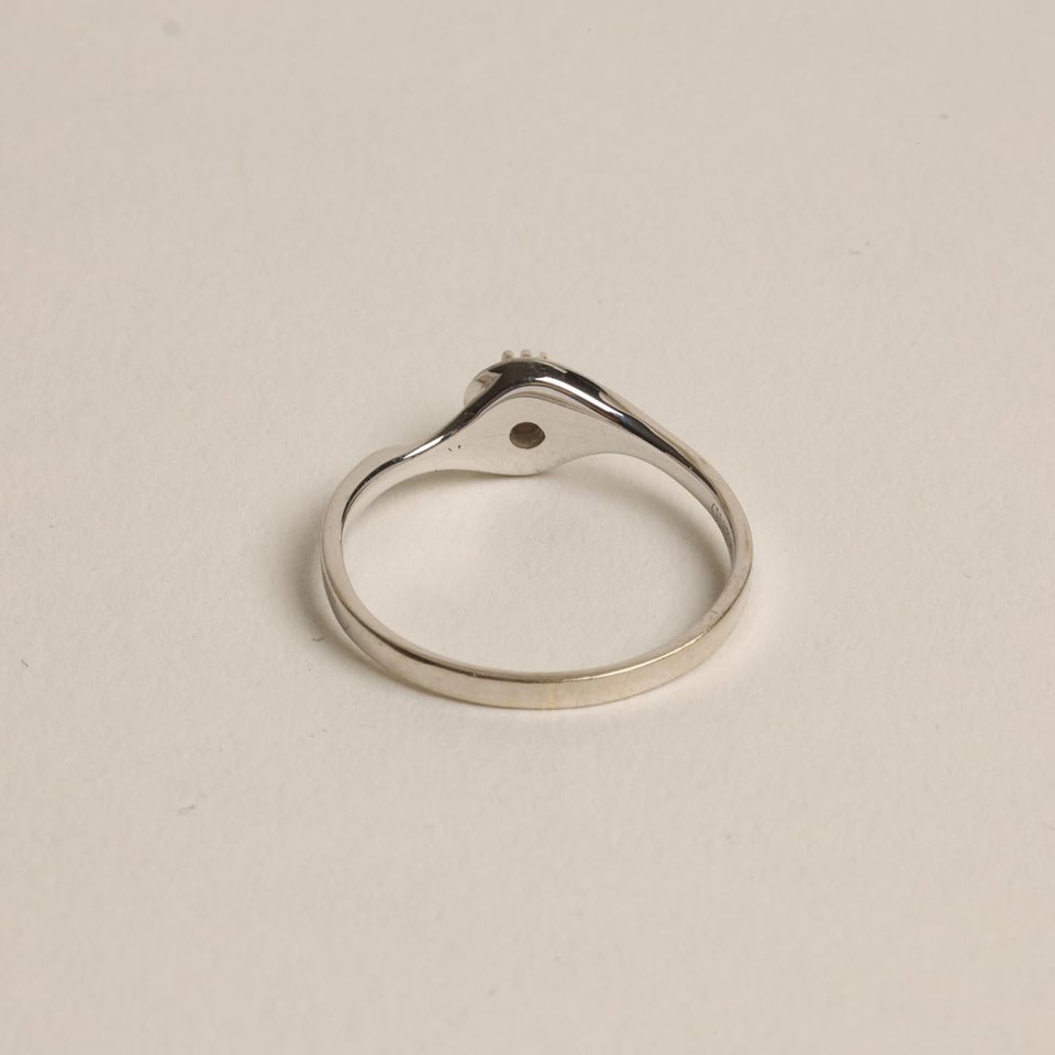 Solitairering med diamant (0.1 ct) i 18 karat st...