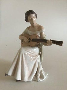 Bing & Grøndahl Figur Kvinde med Guitar No 1684 VI SENDER