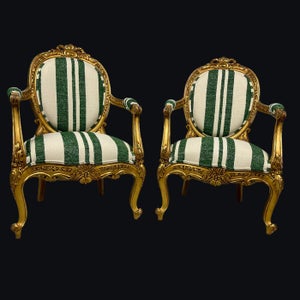 Armstol (2) - Par lænestole i Napoleon III-stil: elegance betrukket med James...