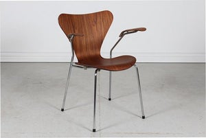 Arne Jacobsen

Gl. 7'er stol 3207 m/armlæn 
Fremstillet a