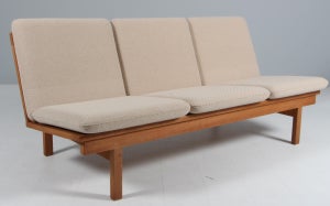 Børge Mogensen tre personers sofa af eg, nybetrukket. Model 2218