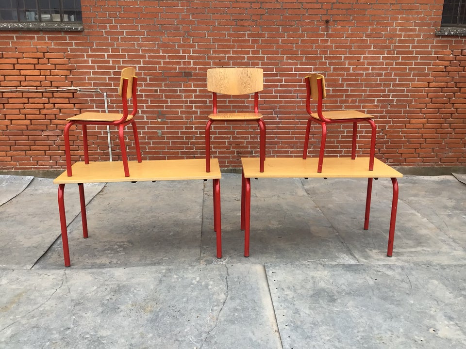 Skolesæt 2x 2 mandsborde + 3 stole - sælges sam...