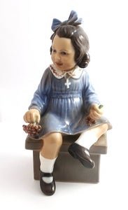 Dahl Jensen. Porcelænsfigur. Pige med bær "Else". Model 1207