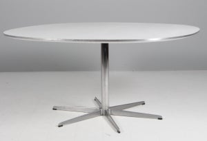 Arne Jacobsen & Piet Hein supercirkulært bord, Ø. 145. Nylakeret