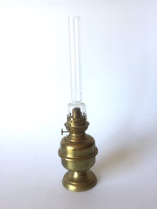 Antik petroleumslampe af messing
