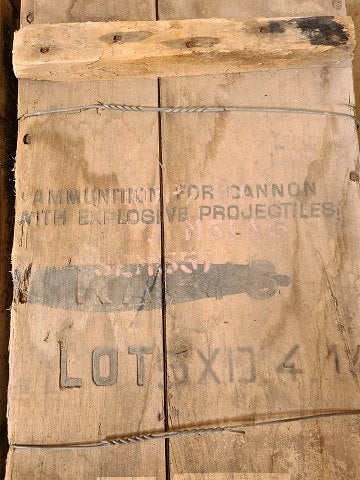 2 Ammunitions-
kasser Kr. 700,-