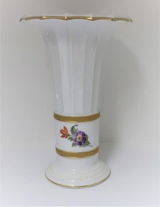 Royal copenhagen. Vase. Model 869. Højde 27 cm. (1 sortering