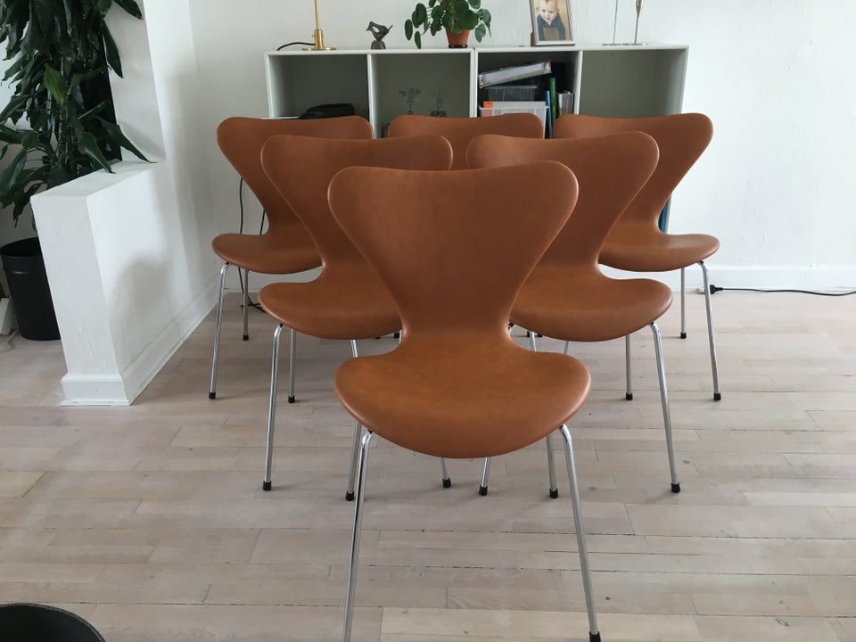 Arne Jacobsens 3107 stole i forskellige farver p...