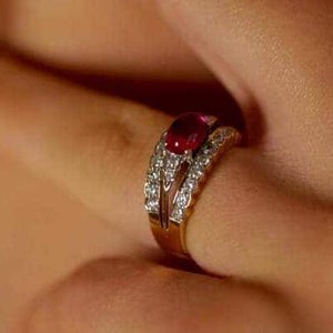 Guld ring med rubin og diamanter 