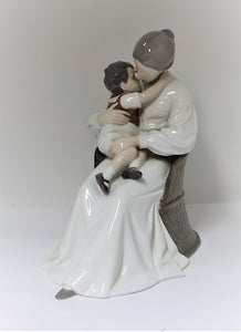 Bing & Grøndahl. Porcelænsfigur. Mor og barn. Model 1552. Hø