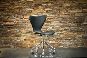 AJ, 7er kontorstol, produceret af Fritz Hansen. Ombetrukket af Møbelpolstren.dk