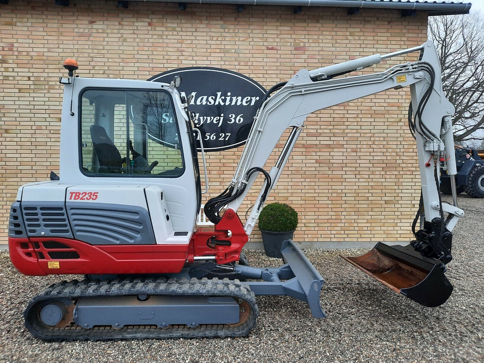 takeuchi tb235