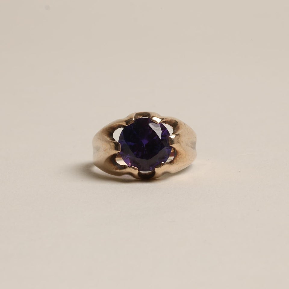 Statement ring i 8 karat med en syntetisk safir...