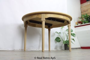 Cirkulært spisebord i egetræ med 1 tillægsplade 