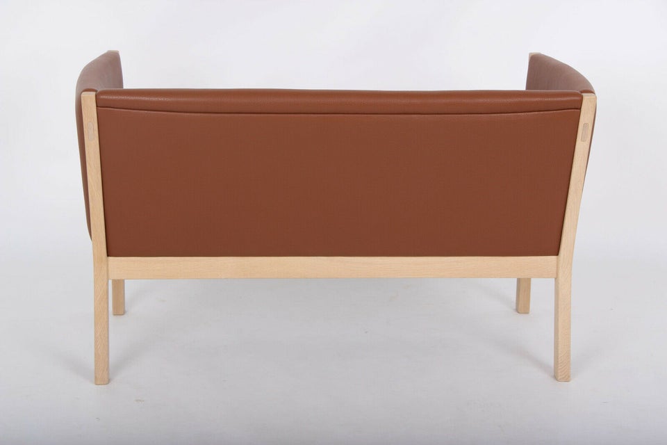 Hans J. Wegner sofa model GE285. Nypolstret på f...