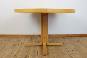 Spisebord i bøgetræ i cirkulær form med patina 