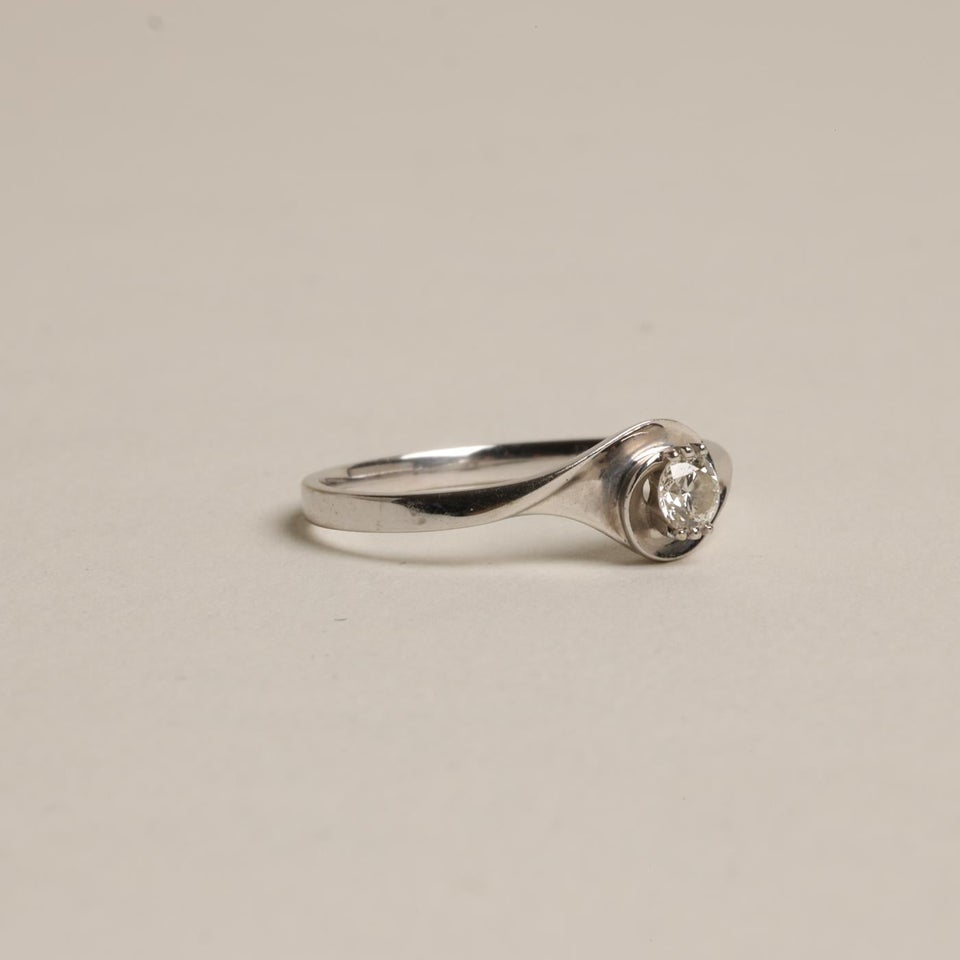 Solitairering med diamant (0.1 ct) i 18 karat st...