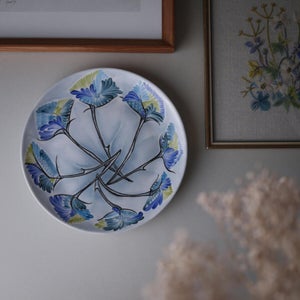Smuk blå platte i porcelæns med blomster, blomster platter, platter, vægplatte