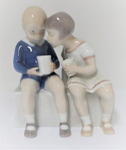 Bing & Grøndahl. Porcelænsfigur. Dreng og pige. Model 2175.