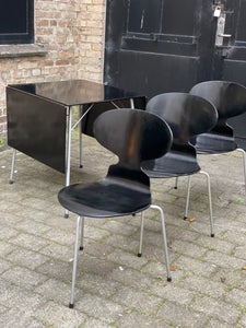 Arne Jacobsen sæt bestående af Spisebord m. klapper og 3 myrestole.  Fremstår me