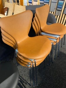 Arne Jacobsen 7ér stol, Nybetrukket i Læder, klar til levering! 