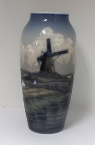 Dahl Jensen. Vase med Mølle motiv. Højde 24,5 cm. Model 8/98