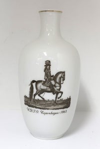 Royal Copenhagen. Vase med Christian d. 5 til hest. Højde 17