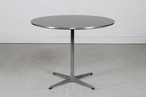 Arne Jacobsen

Cafebord på søjle
m/ blank sort laminat
Ø