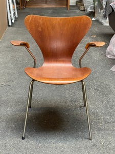 7'er stol m. armlæn i teak af Arne Jacobsen