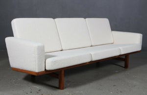 Hans J. Wegner sofa model GE-236/3 Boucle