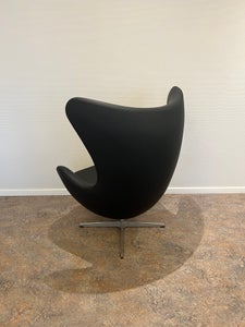 Arne Jacobsen Ægget nypolstret i sort læder