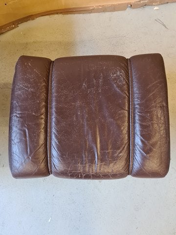 Lænestol og fodskammel
 Kr. 1450,-