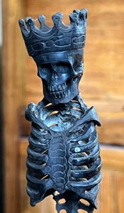 Skulptur, Memento Mori: Roi Crâne couronné Squelette - 16 cm - Horn, Knogle, Træ