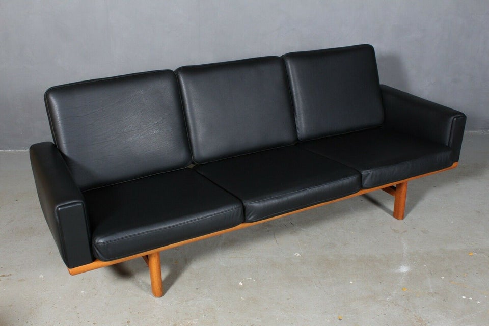 Hans J. Wegner.Tre-pers. sofa af eg,model GE-236/3
