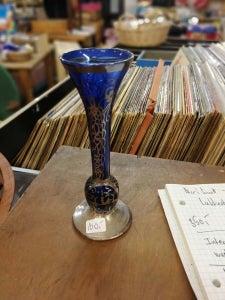 Mundblæst gammel glas vase med håndmalet dekoration
