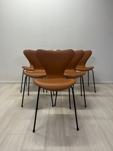 Syverstole af Arne Jacobsen Nypolstrede Læder