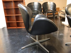 Arne Jacobsens svane stol i sort læder