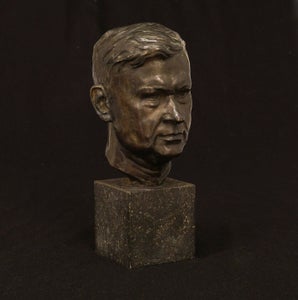Bronzehoved på stensokkel. Støbt af L. Rasmussen, København,