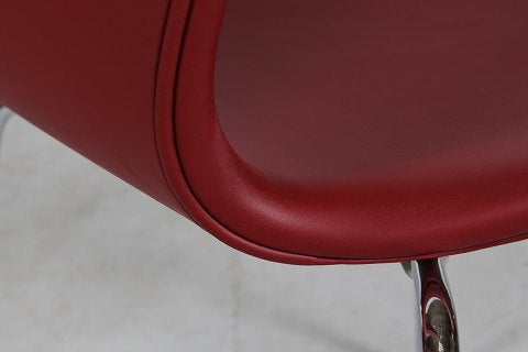Arne Jacobsen

7'er stol 3107
Nevada
mørkt rødt...