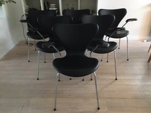 Arne Jacobsens 3207 i ny polstret sort Classic læder