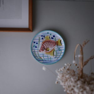 Lille platte med fiskemotiv, platte med fisk, platter, vægplatte
