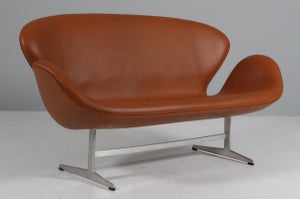 Arne Jacobsen. Svanesofa, model 3321. Walnut Elegance